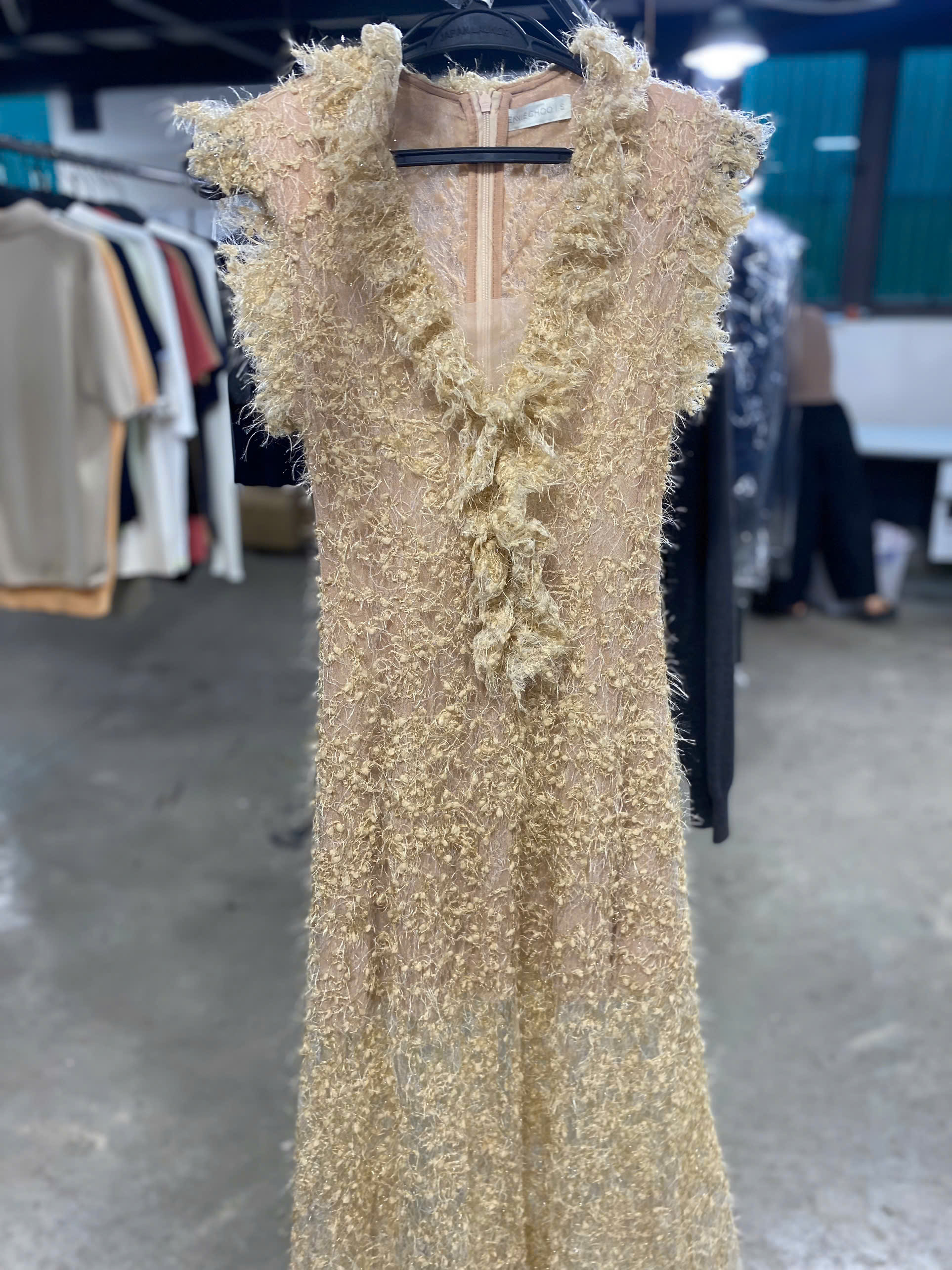 Váy ren mỏng là loại trang phục nhạy cảm, dễ bị rút sợi hoặc mất phom dáng nếu giặt không đúng cách. Tùy vào độ cầu kỳ của váy, bạn có thể lựa chọn giữa giặt khô và giặt ướt bằng tay.